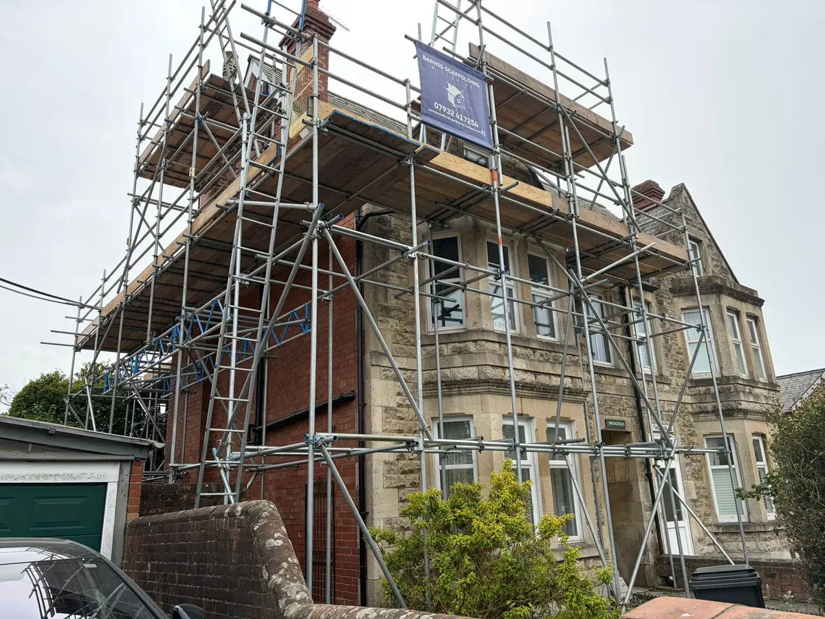 Multi-lift scaffold on a stone townhouse